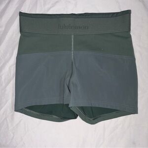 lululemon license to train HR short 2" with logo.